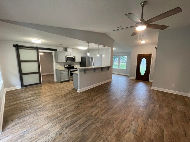 Foto del edificio - 8808 Cagle Dr