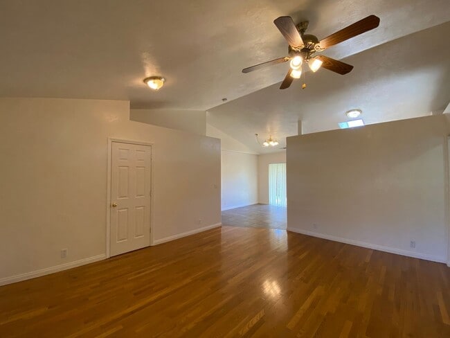 Building Photo - Charming Veneta Home!