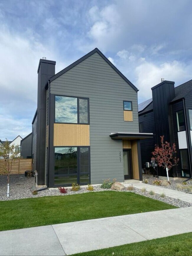 Foto del edificio - Single Family HOME with 3 Bedrooms 2 1/2 Bathrooms - Where Mountains meet you at upscale living!