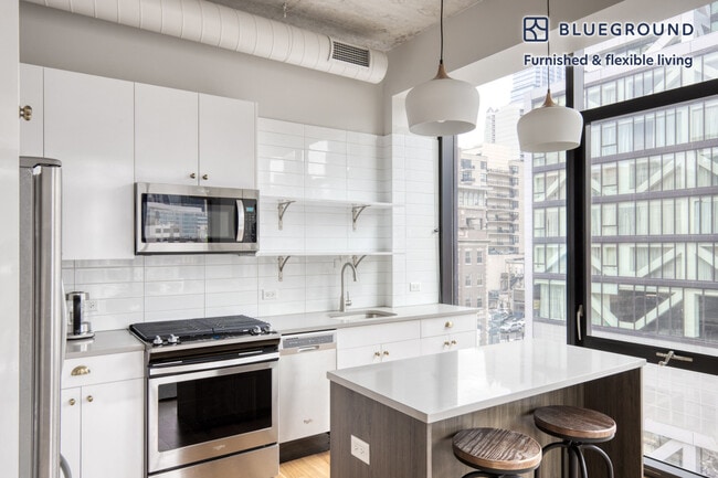 Foto del edificio - 676 North LaSalle Drive-SI FL5-ID895