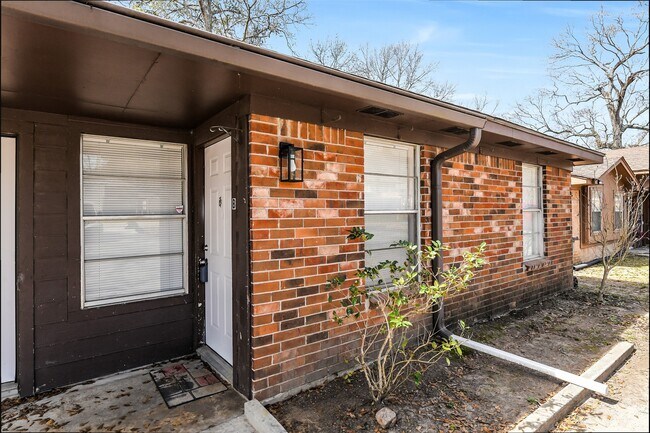 Building Photo - 217 Lazy Ln