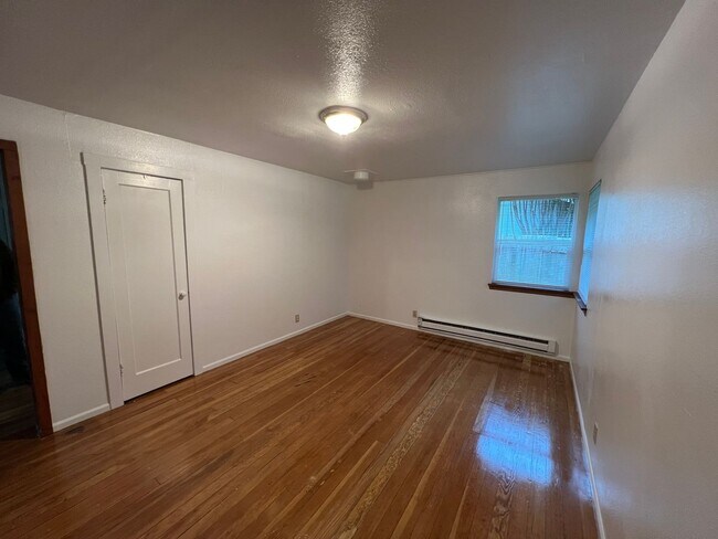 Building Photo - 2 Bedroom/ 1 Bath Unit in Mapleton, OR- Av...