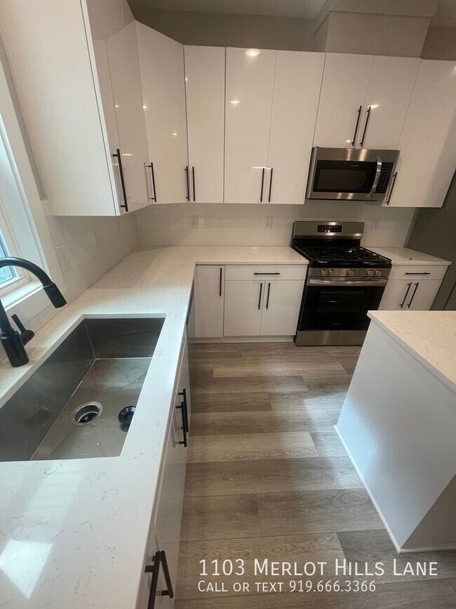 Building Photo - Charming 3 Bedroom Home
