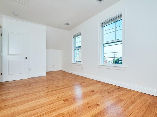 Foto del edificio - 156 Bow St