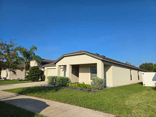 Building Photo - Fenced Private Backyard - Pet Friendly