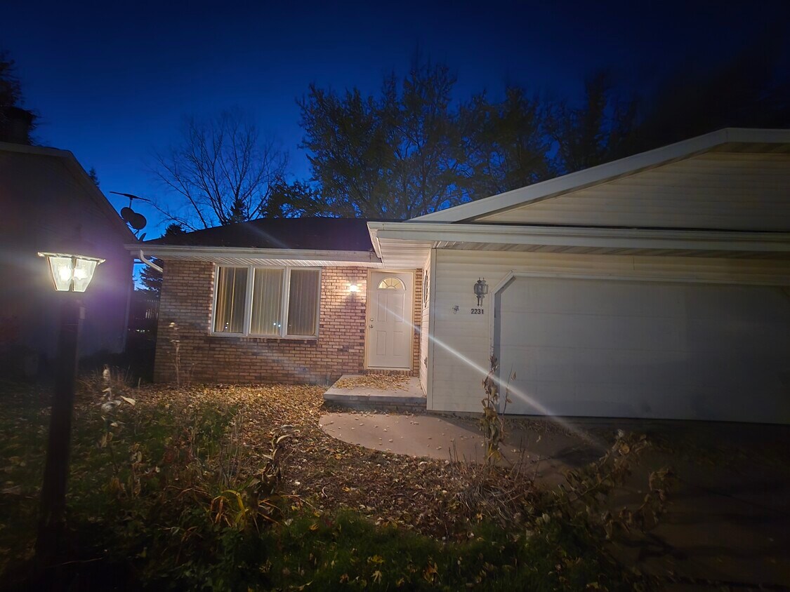 Foto principal - 2231 Cloudview Ct