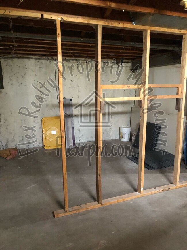 Building Photo - West Side Town Home - Sylvania Schools!!!