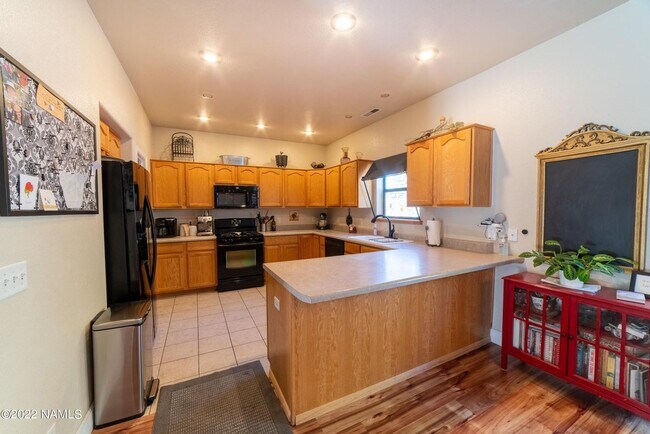 Foto del edificio - Westside 4 Bed, 2.5 Bath House with A/C & 2-Car Garage Near NAU & CCC! Students & Pets OK! Avail....