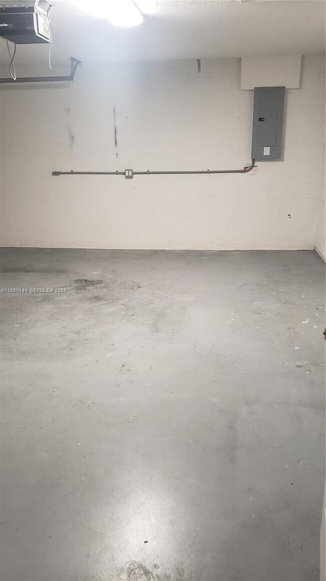 Building Photo - 8330 SE Sweet Bay Ave