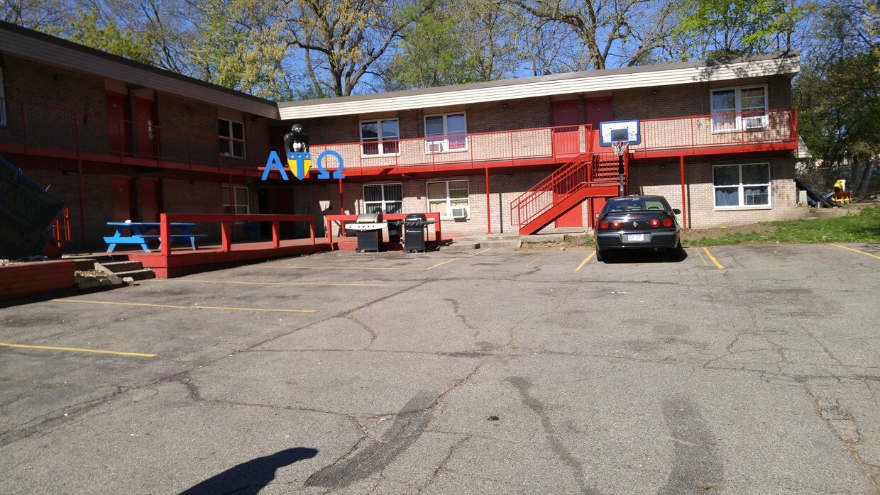 1402 Fraternity Village Dr, Kalamazoo, MI 49006 Apartments Kalamazoo
