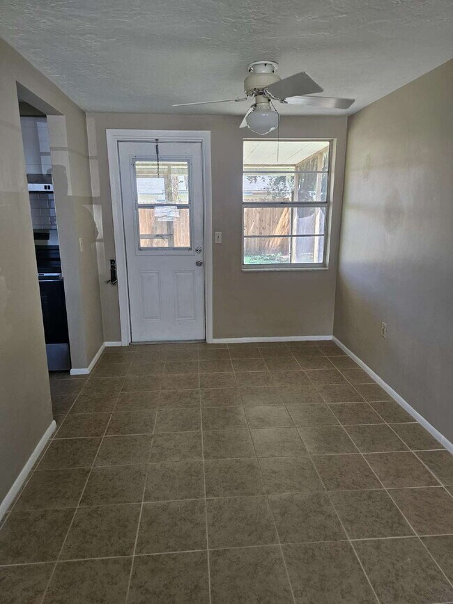 Building Photo - Bright & open 1 bedroom, 1 bath with scree...