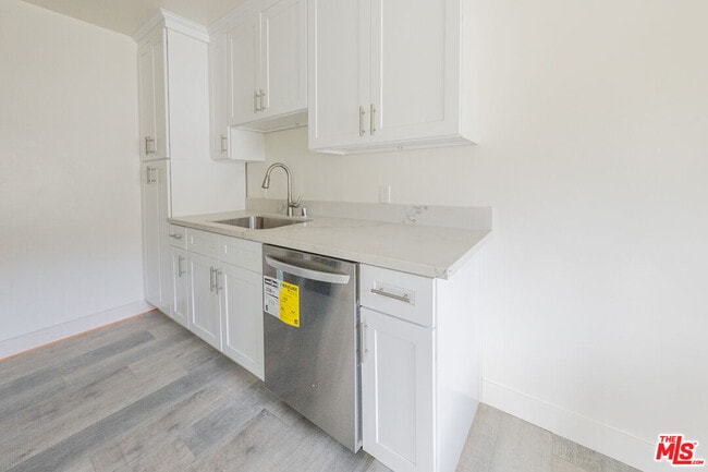 Foto del edificio - 10043 Haines Canyon Ave