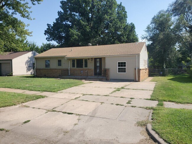 Building Photo - Single family home Recently renovated, mov...