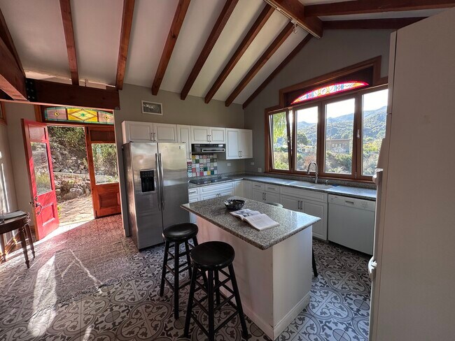 Cocina / Vestíbulo frontal - 28921 Crest Dr