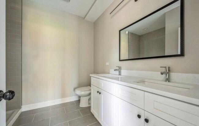 Foto del edificio - 4051 S Prairie Ave