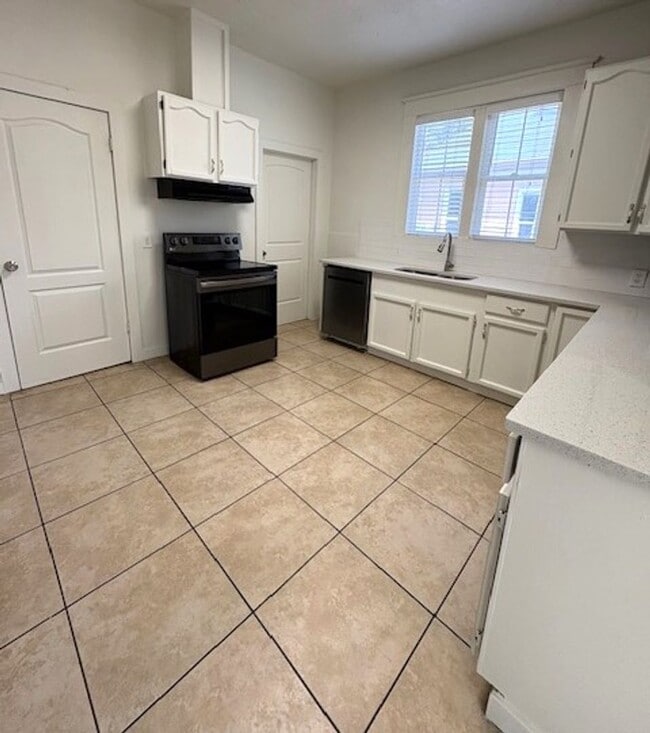 Building Photo - 3 Bedroom / 2.5 Bath Multi-Level Home in SLC!