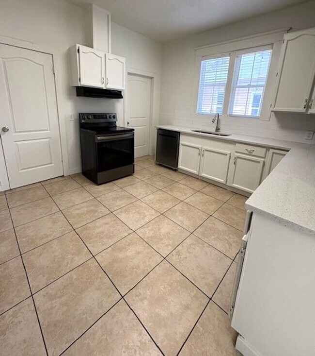 Foto del edificio - 3 Bedroom / 2.5 Bath Multi-Level Home in SLC!