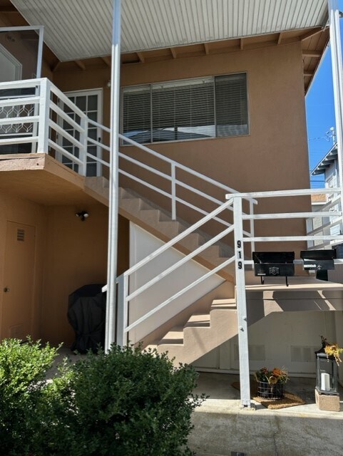 Apartamento de 1 dormitorio en planta alta, lado norte. - 919 Portola Ave