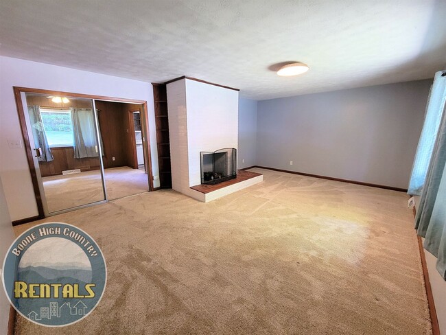 Foto del edificio - 3bd/2ba Ranch House Next to Watauga Medical Center