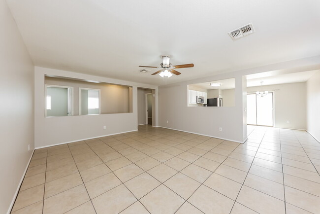 Foto del edificio - 11531 W Windrose Ave