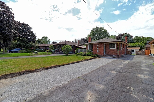 Photo du bâtiment - Spectacular 2-Bedroom Legal Apartment for Rent in Oshawa