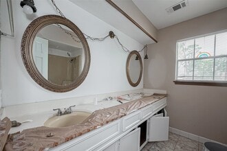 Building Photo - 811 Loire Ln