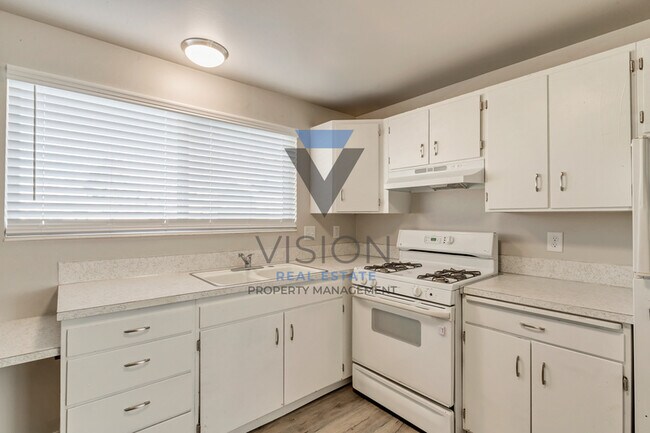 Building Photo - 528 200 E