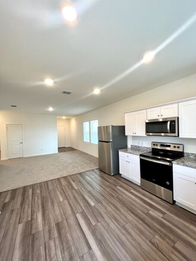 Building Photo - Brand new home with washer and dryer inclu...