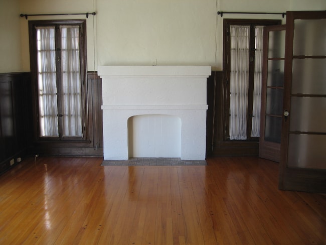 Building Photo - 115 N Sweetzer Ave