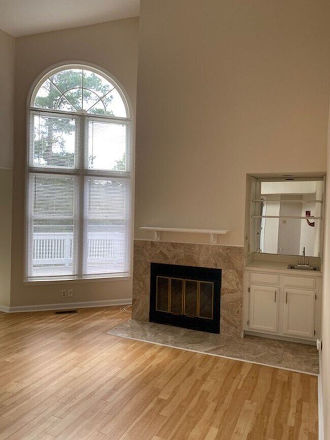 Building Photo - Spacious Chapel Hill Living with Resort-St...