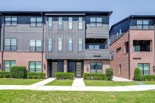 Foto del edificio - Newly Constructed Townhome Just Steps Off ...