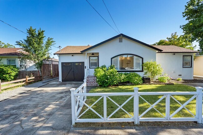 Foto del edificio - Updated 3 bedroom 2 bathroom single family home within walking distance to the Sonoma Town Square...