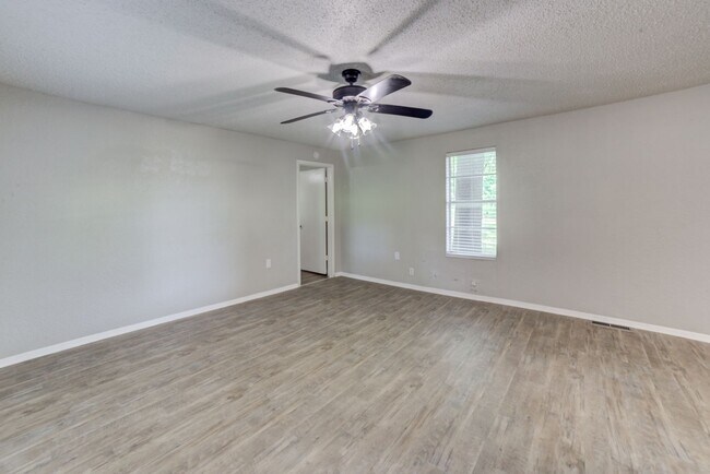 Building Photo - Lake Front Property! 2bed/1bath!