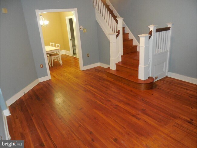 Building Photo - 327 Lyceum Ave