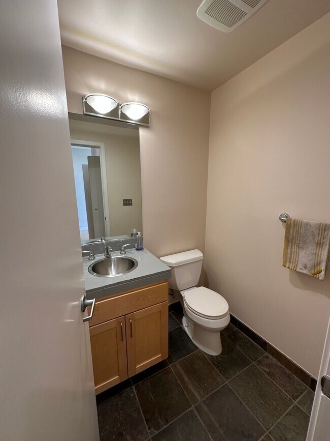 Building Photo - Top Floor Live work loft with 2 baths, in ...