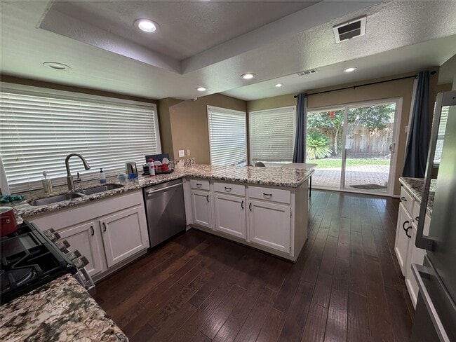 Building Photo - 2211 Brook View Ln