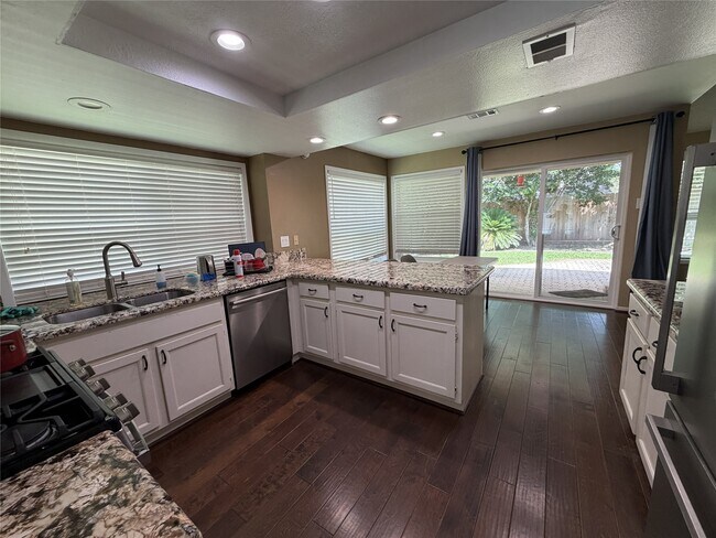 Foto del edificio - 2211 Brook View Ln