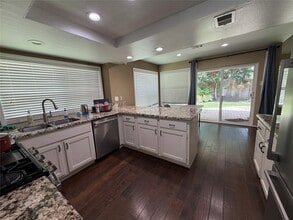 Building Photo - 2211 Brook View Ln