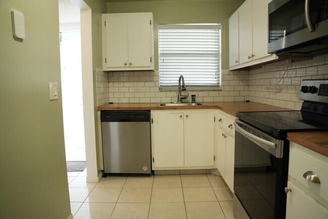 Foto del edificio - 4640 Lucerne Lakes Blvd W