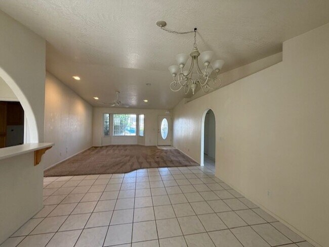 Foto del edificio - Occupied Do Not Disturb Tenant 3 Bedroom Plus Den & 2 Bath home Contact Property Pros Property Ma...