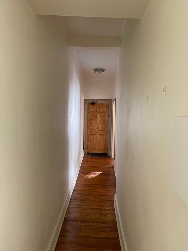 Pasillo - 42 S State St