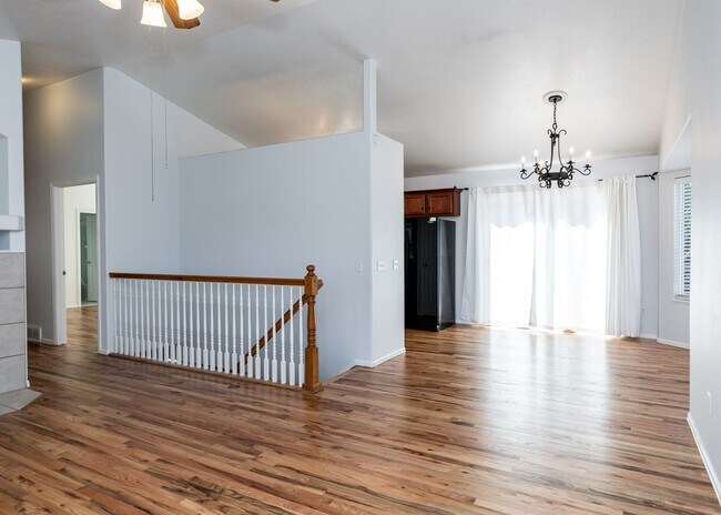 Foto del edificio - 4 Bed Rancher in District 20!!!