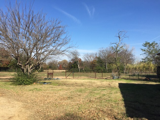 Building Photo - 1401 Mockingbird Ln
