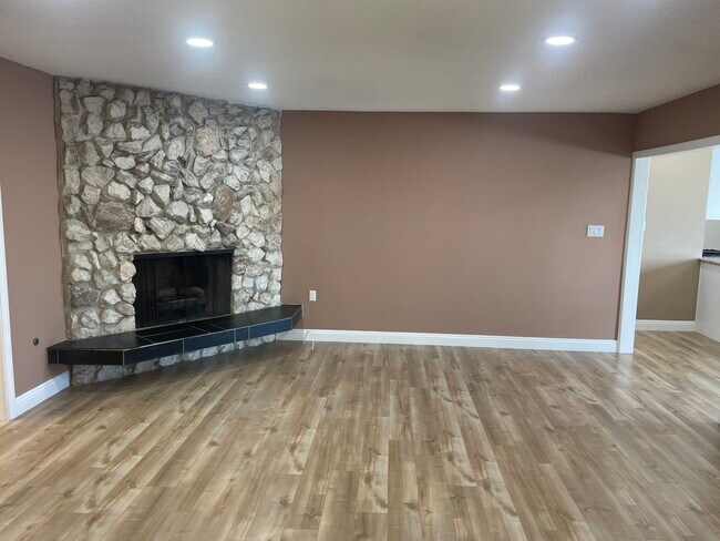 Amplia sala de estar con chimenea - 4543 W 132nd St