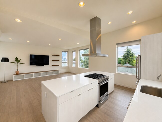 Building Photo - West Seattle/Pigeon Point Townhome