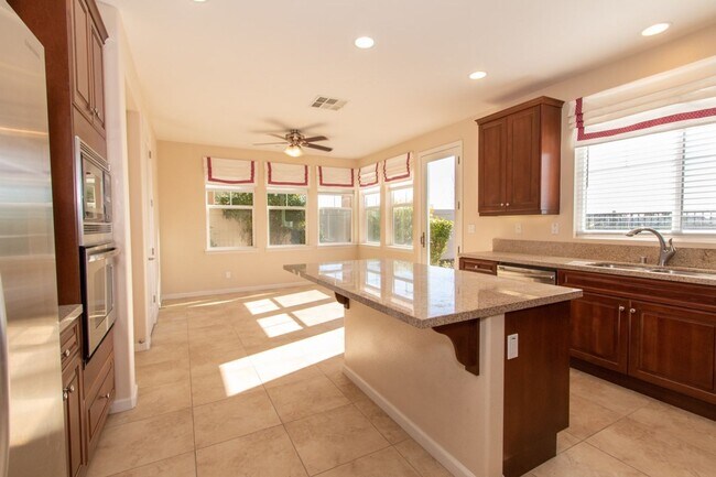 Foto del edificio - 4 Bed / 2.5 Bath Home with Premium Panoram...