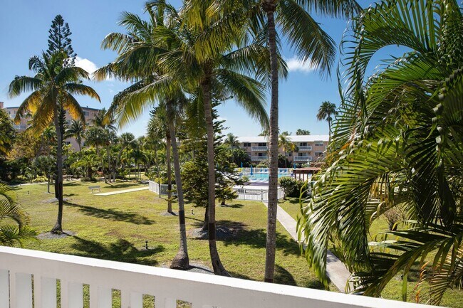 Foto del edificio - 3 Bedroom 2 Bathroom unfurnished Condo pool view
