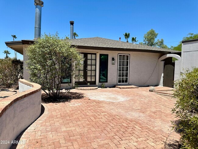 Building Photo - 5634 E Wilshire Dr