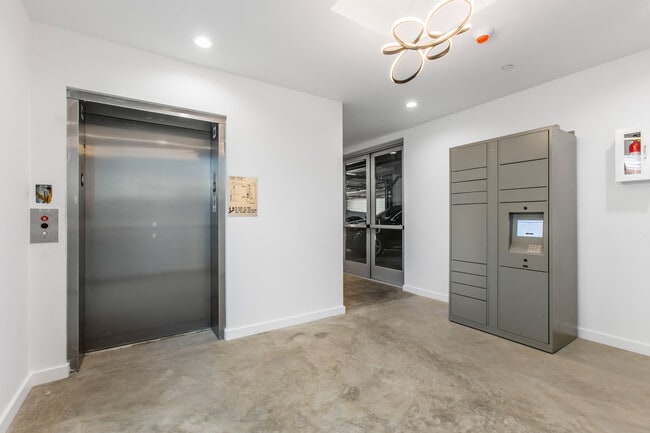 Building Photo - 10928 S Inglewood Ave