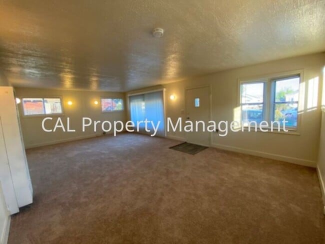 Building Photo - Single Family 2 bedroom and 1 bathroom!